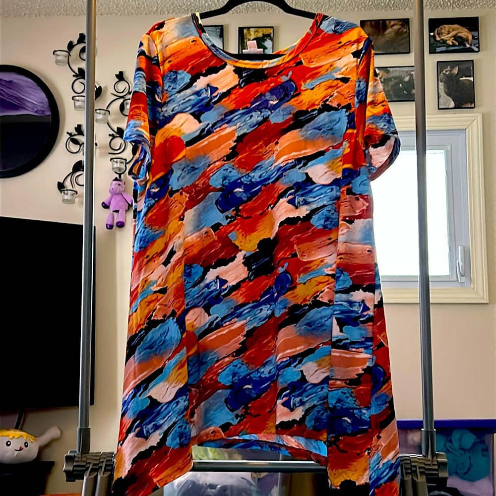 EUC 3XL LuLaRoe Melissa T Multi Colored. From a non smoking/pet friendly home.